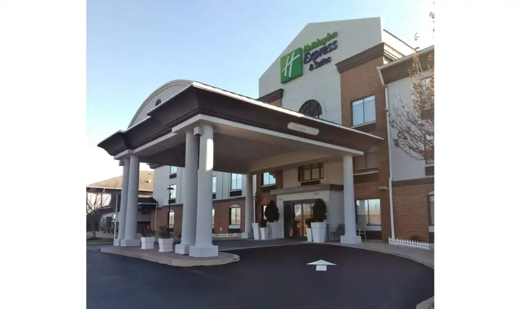 Holiday Inn Express & Suites – hero