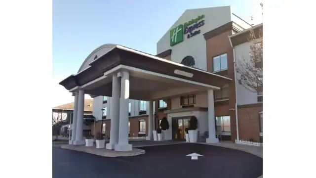 Finder Category 4 Holiday Inn Express & Suites – hero